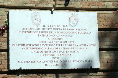 Tablica upamiętniająca wejście do miasta oddziałów 2 Korpusu Polskiego 18 lipca 1944 r. Fot. Adam Siwek 2014