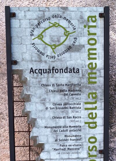 Na tablicy reklamującej atrakcje turystyczne Acquafondata, obok kościołów z XI, XV i XVI w. wymieniony jest polski pomnik. Fot. Adam Siwek 2016