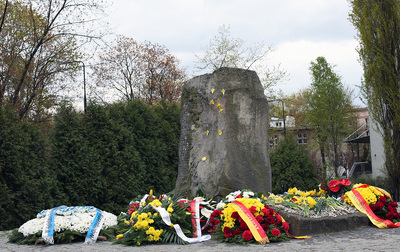 Uroczystości w 74. rocznicę powstania w getcie (fot. Marcin Jurkiewicz / IPN)