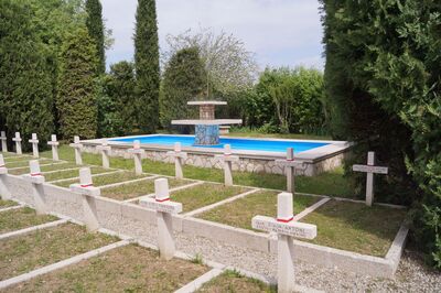 W głębi cmentarza znajduje się czynna fontanna. Fot. Adam Siwek 2015