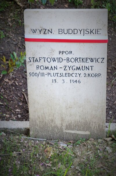 Grób jedynego poległego żołnierza wyznania buddyjskiego. Fot. Adam Siwek 2015