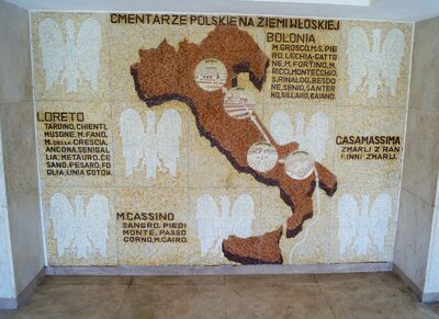 Mozaika w krypcie pod ołtarzem przedstawiająca szlak bojowy 2. Korpusu we Włoszech i wizerunki czterech polskich cmentarzy. Fot. Adam Siwek 2015