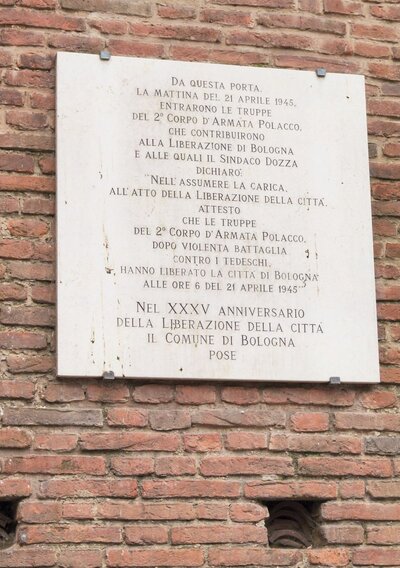 Tablica na bramie upamiętniająca wyzwolenie miasta przez żołnierzy 2. Korpusu Polskiego. Fot. Adam Siwek 2015