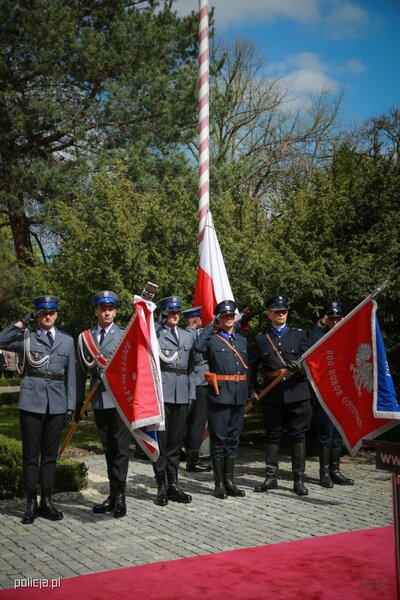 Poczty sztandarowe Policji. Po lewej obecny, po prawej stronie przedwojenny, z asystą w historycznych mundurach Policji Państwowej
