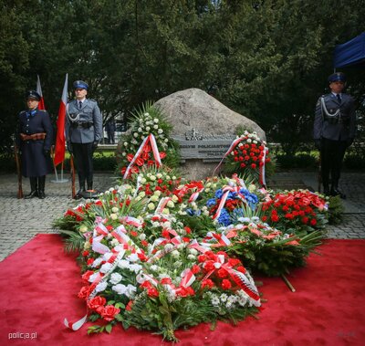 Pomnik poległych i zamordowanych funkcjonariuszy Policji Państwowej przed Komendą Główną Policji