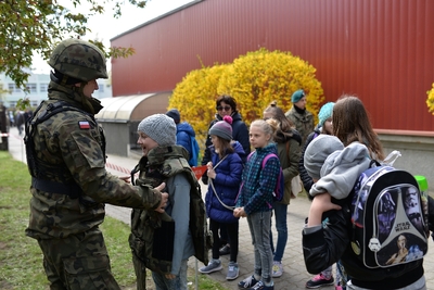 Uczniowie warszawskich szkół z ochotą przymierzali m.in. kamizelki kuloodporne