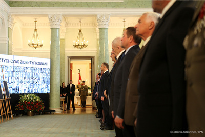 Wręczenie not identyfikacyjnych rodzinom ofiar totalitaryzmów – Warszawa, 21 kwietnia 2017 (Fot. Marcin Jurkiewicz / IPN)