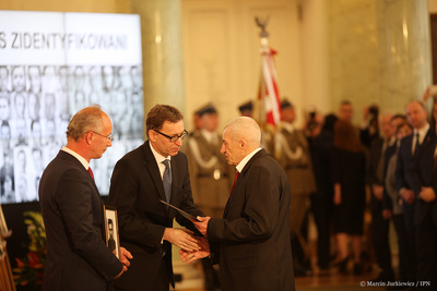 Wręczenie not identyfikacyjnych rodzinom ofiar totalitaryzmów – Warszawa, 21 kwietnia 2017 (Fot. Marcin Jurkiewicz / IPN)