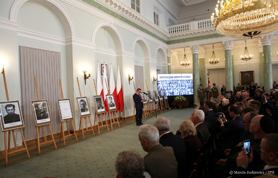 Wręczenie not identyfikacyjnych rodzinom ofiar totalitaryzmów – Warszawa, 21 kwietnia 2017 (Fot. Marcin Jurkiewicz / IPN)