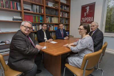 Spotkanie z dyrekcją Archiwum IPN. Od lewej: prof. Rudolf Pichoja, Aleksander Skydan, zastępca dyrektora AIPN dr Mariusz Żuławnik, dyrektor AIPN Marzena Kruk oraz dr Stanisław Koller. Fot. Katarzyna Adamów (Archiwum IPN)