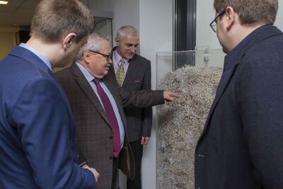 Prezentacja zniszczonych przez komunistyczne władze dokumentów. Od lewej: dr Mariusz Żuławnik, prof. Rudolf Pichoja, dr Stanisław Koller, Aleksander Skydan. Fot. Katarzyna Adamów (Archiwum IPN)