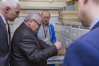 Wizyta w magazynach archiwalnych IPN. Prof. Pichoja oglądał m.in. kartotekę zbrodniarzy hitlerowskich, gestapo w Ciechanowie, Płocku i in. oraz osób osadzonych m.in. w więzieniu na Pawiaku. Prezentacji dokonał kierownik Centrum Udzielania Informacji o Ofiarach II Wojny Światowej Janusz Piwowar. Fot. Katarzyna Adamów (Archiwum IPN)