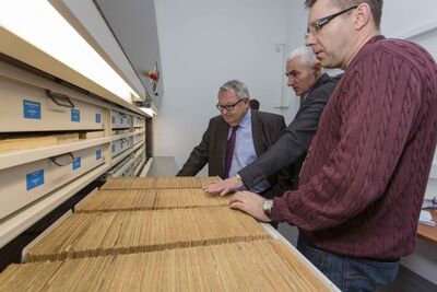 Prezentacja działania rotomatu archiwalnego. Na zdjęciu: prof. Rudolf Pichoja, dr Stanisław Koller i pracownik AIPN Marcin Luty. Fot. Katarzyna Adamów (Archiwum IPN)