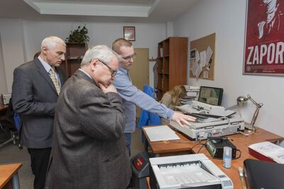 Proces digitalizacji zasobu archiwalnego przedstawił kierownik Sekcji Digitalizacji Łukasz Piasecki. Od lewej: dr Stanisław Koller, prof. Rudolf Pichoja oraz Łukasz Piasecki. Fot. Katarzyna Adamów (Archiwum IPN)