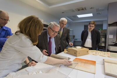 Wizyta w Sekcji Konserwacji i Zabezpieczania Zasobu Archiwalnego. Od lewej: pracownicy sekcji Robert Łukomski i Aleksandra Prokop, prof. Rudolf Pichoja, dr Stanisław Koller oraz Aleksander Skydan. Fot. Katarzyna Adamów (Archiwum IPN)