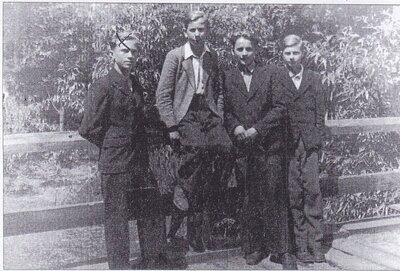 Uczniowie klasy II b Państwowego Gimnazjum i Liceum Ogólnokształcącego w Rudniku, założyciele tajnej młodzieżowej organizacji „Orlęta”: od lewej – Stanisław Mandecki (ur. 1929), Lesław Popowicz (ur. 1930), Władysław Konefał (ur. 1930), Henryk Igras, agent UB „Walter” (ur. 1930); Rudnik nad Sanem, 1946 roku