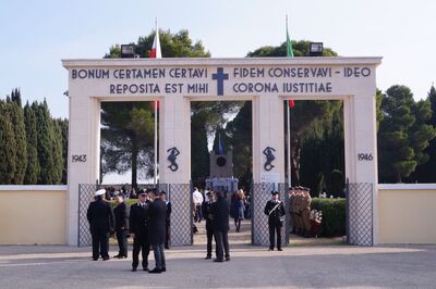 Brama wejściowa na polski cmentarz wojenny w Casamassima w czasie uroczystości 14 listopada 2015 r. Fot. Adam Siwek 2015