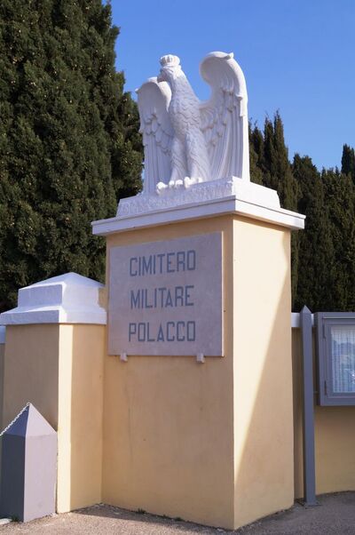 Jeden z dwóch pylonów flankujących wejście na cmentarz w Casamassima. Fot. Adam Siwek 2015