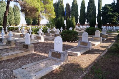 Świadectwo wielonarodowej i wielowyznaniowej Rzeczypospolitej – na tle krzyży łacińskich i prawosławnych grób por. dr. Dawida Janowskiego sąsiaduje z grobem strz. Kułatti Adil Beka. Fot. Adam Siwek 2015