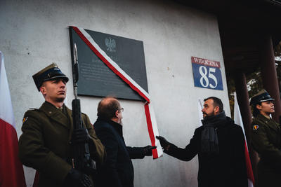 Uroczystość odsłonięcia tablicy przy ul. Widocznej 85 w Warszawie