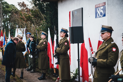 Uroczystość odsłonięcia tablicy przy ul. Widocznej 85 w Warszawie