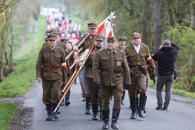 Przemarsz po mszy św. do miejsca uroczystości pod tablicą upamiętniającą  wyzwolenie niemieckiego obozu koncentracyjnego w Holiszowie