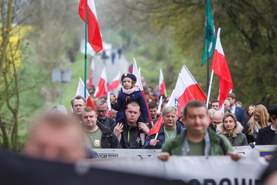 Przemarsz po mszy św. do miejsca uroczystości pod tablicą upamiętniającą  wyzwolenie niemieckiego obozu koncentracyjnego w Holiszowie