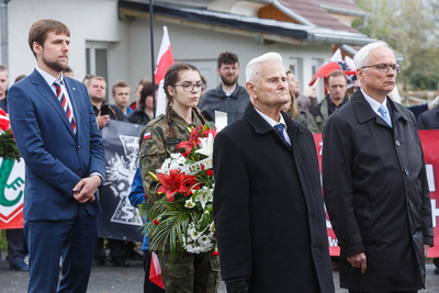 Wieniec składają (od lewej) Maciej Ruczaj, dyrektor Instytutu Polskiego w Pradze; sędzia Bogusław Nizieński, przewodniczący Rady ds. Kombatantów i Osób Represjonowanych, kanclerz Kapituły Orderu Orła Białego oraz radca Jan Sroka z Urzędu ds. Kombatantów i Osób Represjonowanych