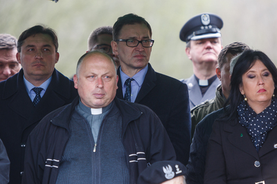 Od lewej: Sylwester Chruszcz, poseł RP; ks. František Salášek proboszcz parafii św. Piotra i Pawła w Holiszowie, prezes IPN Jarosław Szarek, Anita Czerwińska, poseł RP