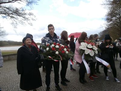 „O tym nie można zapomnieć...” – wyjazdy uczniów do Ravensbrȕck