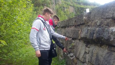 Zwiedzanie Mauthausen – tablica upamiętniająca „spadochroniarzy”