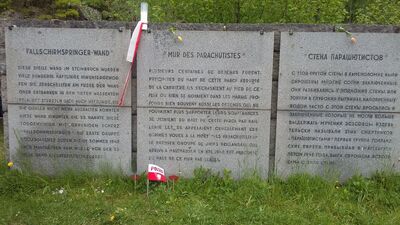 Zwiedzanie Mauthausen – tablica upamiętniająca „spadochroniarzy”