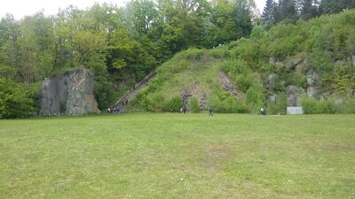 Zwiedzanie Mauthausen – tablica upamiętniająca „spadochroniarzy”