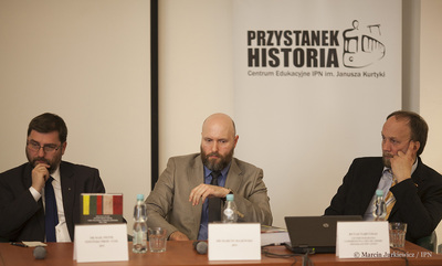 Promocja książki „Sowiecki aparat represji wobec litewskiego i polskiego podziemia 1944–1945” – Warszawa, 9 maja 2017 –  Od lewej: Piotr Niwiński z IPN, kierownik samodzielnej sekcji badań archiwalnych i edycji źródeł IPN Marcin Majewski i kierownik wydziału badań specjalnych Centrum Badania Ludobójstwa i Ruchu Oporu Mieszkańców Litwy Rytas Narvydas.