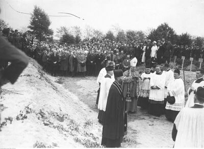 Duchowni różnych wyznań podczas modlitwy nad mogiłą ofiar przewrotu majowego (Źródło: NAC)