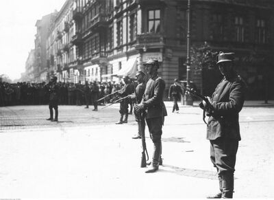 Posterunek wojskowy na rogu ulic Marszałkowskiej i Nowogrodzkiej (Źródło: NAC)