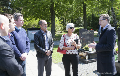 Heather Milligan wraz z mężem (4L) i synem Nickiem (3L) na Powązkach Wojskowych (na tzw. Łączce) spotkali się z prezesem IPN dr. Jarosławem Szarkiem. Fot. Marcin Jurkiewicz