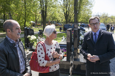 Państwo Milligan na Powązkach Wojskowych (na tzw. Łączce) spotkali się z prezesem IPN dr. Jarosławem Szarkiem. Fot. Marcin Jurkiewicz