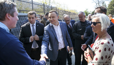 Państwo Milligan na Powązkach Wojskowych (na tzw. Łączce) spotkali się z Prezydentem RP Andrzejem Dudą. Fot. Marcin Jurkiewicz