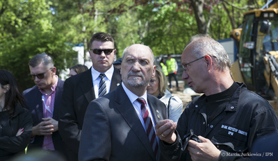 Minister obrony narodowej Antoni Macierewicz oraz dyrektor Wojskowego Biura Historycznego i członek Kolegium IPN, prof. Sławomir Cenckiewicz. na „Łączce” na Powązkach Wojskowych – 12 maja 2017. Fot. Marcin Jurkiewicz