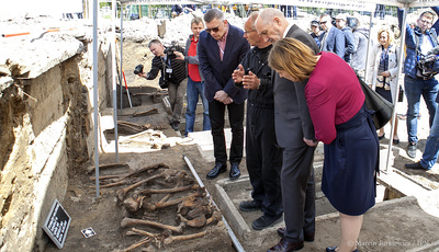 Minister obrony narodowej Antoni Macierewicz oraz dyrektor Wojskowego Biura Historycznego i członek Kolegium IPN, prof. Sławomir Cenckiewicz. na „Łączce” na Powązkach Wojskowych – 12 maja 2017. Fot. Marcin Jurkiewicz