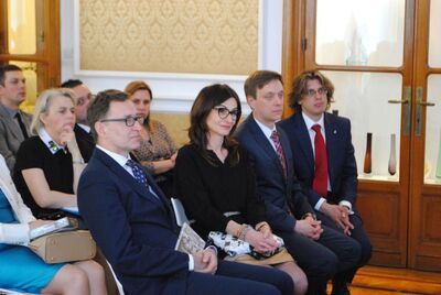 W pierwszym rzędzie od lewej: prezes IPN dr Jarosław Szarek, dyrektor Biura Edukacji Narodowej Justyna Skowronek, zastępca dyrektora Archiwum IPN dr Mariusz Żuławnik, dr Tomasz Ginter z Biura Edukacji Narodowej. Fot. Jakub Maciejewski (IPN)