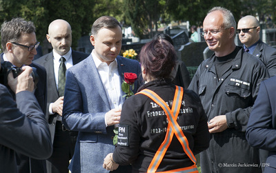 Prezydent RP Andrzej Duda na „Łączce” na Powązkach Wojskowych – 12 maja 2017. Fot. Marcin Jurkiewicz