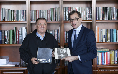 Paweł Bąkowski i prezes IPN Jarosław Szarek. Fot. Marcin Jurkiewicz (IPN)