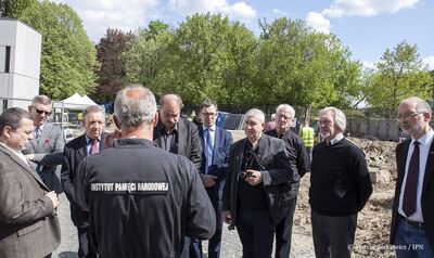 Członkowie Kolegium IPN na „Łączce” – 16 maja 2017. Fot. Marcin Jurkiewicz (IPN)