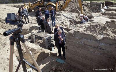 Członkowie Kolegium IPN na „Łączce” – 16 maja 2017. Fot. Marcin Jurkiewicz (IPN)