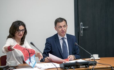 Obrady jury konkursu na plakat „Niepodległość 1918–2018”. Fot. Marcin Jurkiewicz (IPN)