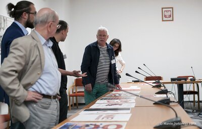 Obrady jury konkursu na plakat „Niepodległość 1918–2018”. Fot. Marcin Jurkiewicz (IPN)