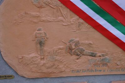 Włoski artysta nie pozostawił miejsca na wątpliwości, zaopatrując sylwetki żołnierzy w biało-czerwone naszywki na plecakach. Fot. Adam Siwek 2015