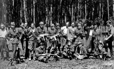 Pluton Bolesława Mikusia „Żbika” ze zgrupowania „Orlika”, lato 1946 r. Fot. Archiwum IPN